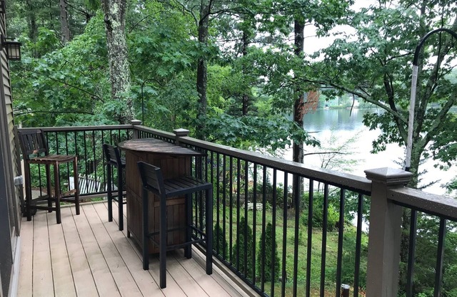 Chalet moderne sur paisible, petit lac dans le sud du New Hampshire.