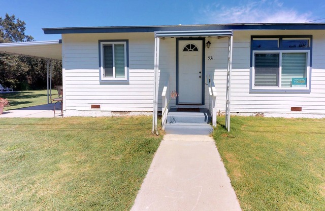 NOUVELLE LISTE! Chalet moderne avec grande cour, patio et foyer - près de la plage, 2 chiens OK