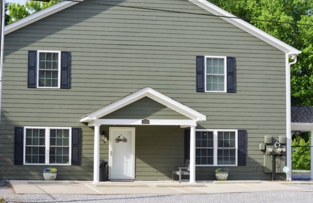 Modern Country Getaway & Surprise View of Rock City; Spacious Townhome, Outside Relaxation, Fire Pit