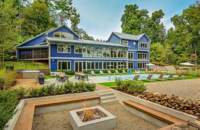 Dahlia. Grande location de vacances de luxe. 11 Bd, piscine, 2 bains à remous, salle de jeux. 10K SF