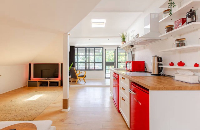 Modern Couples Attic apt w/ terrace near coffeeshop