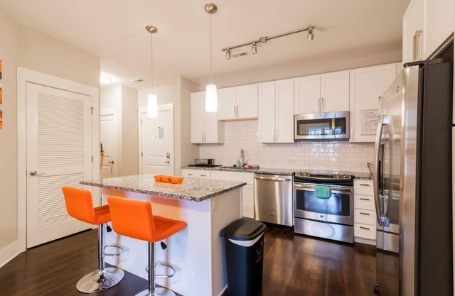 Luxe Dilworth 1BR ◉ Gym ◉ Balcon Parking Parking gratuit