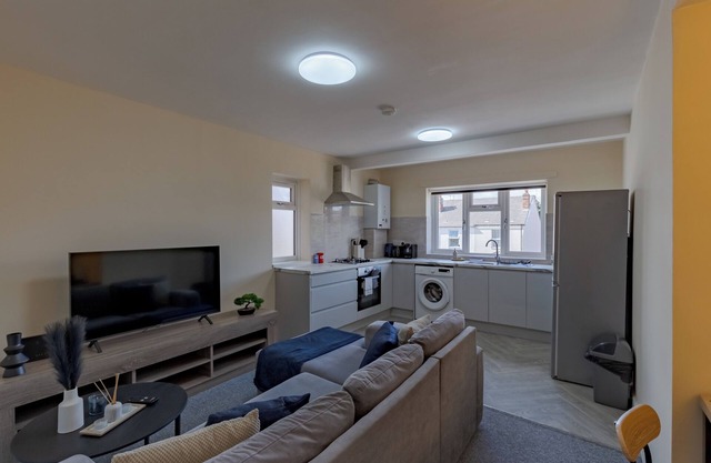 Modern Cozy 2BR- Private Parking- Near WBA