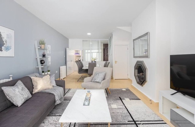 Modern & Cozy 4 Bedroom House - Queensway Station