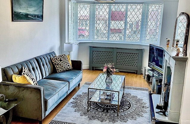 Modern Cozy 5 star 3 Bedroom House in vibrant London with wifi and free parking!