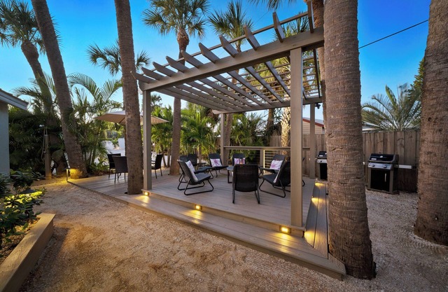 Efficacité moderne à Cocoa Beach avec seulement une minute de marche de la plage!