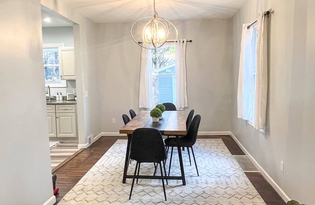 Modern + Cozy Entire Home - Steps to Cleveland Clinic & Case Western