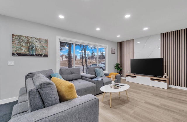 *NEW*Modern & Spacious Main Floor | 15 min to Downtown & Airport! Safe Area!