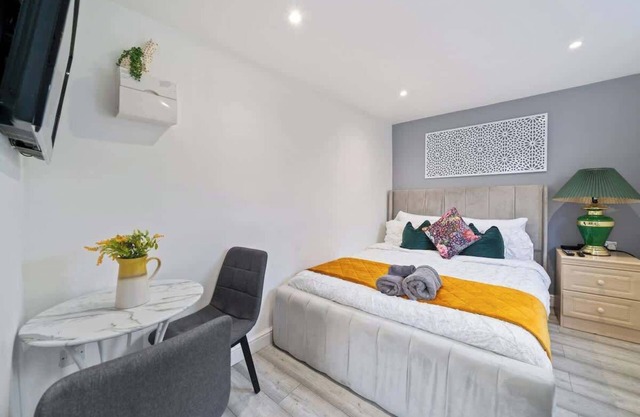 Private Garden Studio Near London, Free Parking