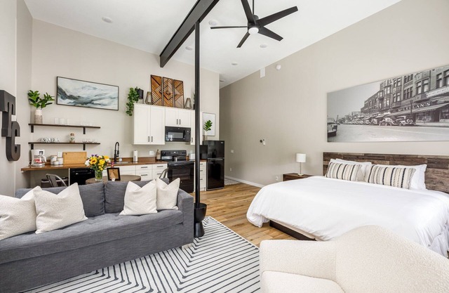 Modern & Cozy Studio | Walk to Downtown & Beach