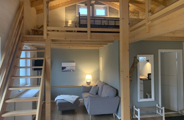 Modern & cozy vacation home within walking distance of the lake