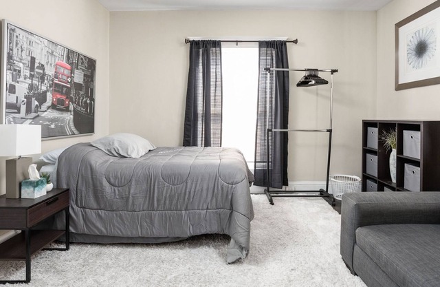 Lovely Two Bedroom in Great Walkable Location