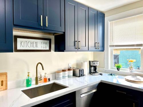Modern Deluxe Kitchen, King Bed, Laundry, Prime location & Free Parking with AC