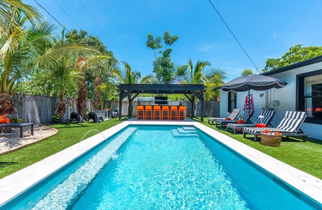 Modern Deluxe Palm Beach Coco Villa & Pool Bar!