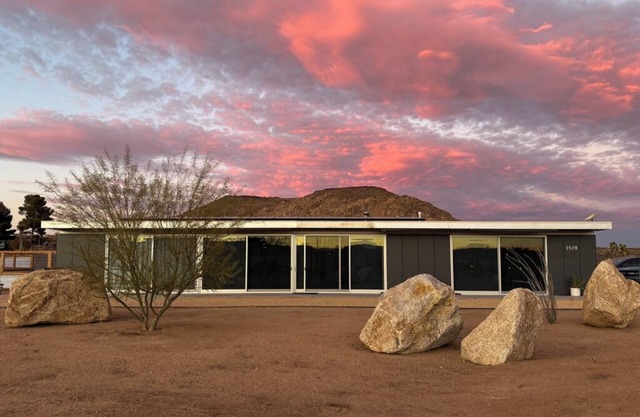Modern desert getaway with epic views in enchanting Pioneertown