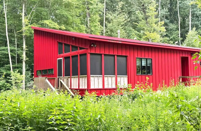 Modern Design in Nature, Luxe Escape, Entire home in Fennville, Michigan,