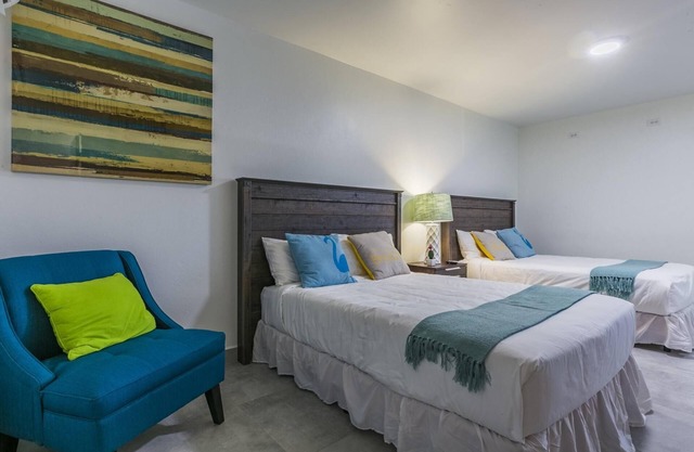 Modern Double Apt - 5mins to Beaches w/ Pool View
