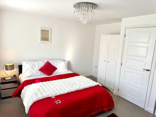 Modern Double Room with Desk,Netflix, Wifi and Free Parking Near Wellingborough Centre