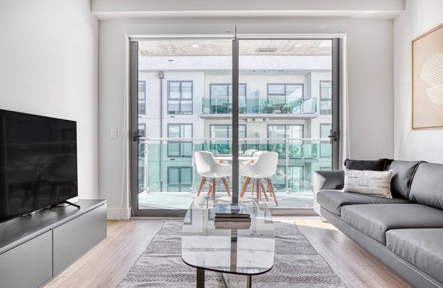 Modern Downtown 1BR w/ Pool, Gym & W/D near Staples Center, by Blueground