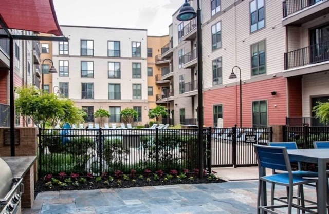 Modern Downtown Apartment Free Parking Pool Gym 5 Mins Walk To UAB