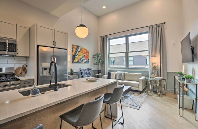 Modern Downtown Birmingham Condo w/ Rooftop Access