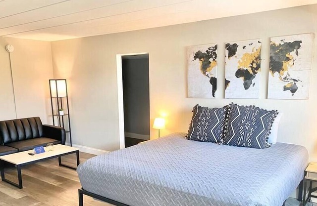 MODERN DOWNTOWN CONDO | KING BED | FREE PARKING