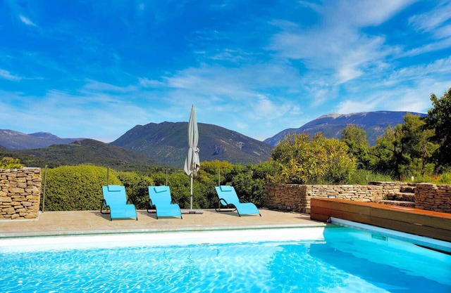 Villa d'architecte près de Vaison-la-Romaine, avec piscine chauffée
