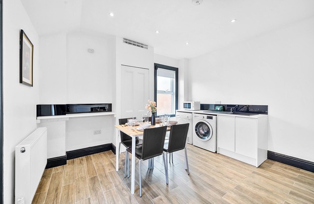 MODERN DUPLEX APARTMENT LOCATED NEAR CITY CENTRE - FREE PARKING, WI FI & NETFLIX
