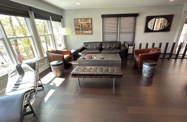 Modern Duplex Close to Perimeter Mall