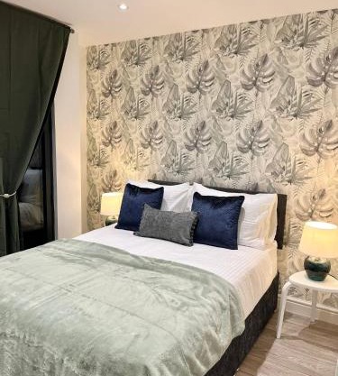Modern Ealing Broadway Apt -2 mins To Tube & Well-Equipped