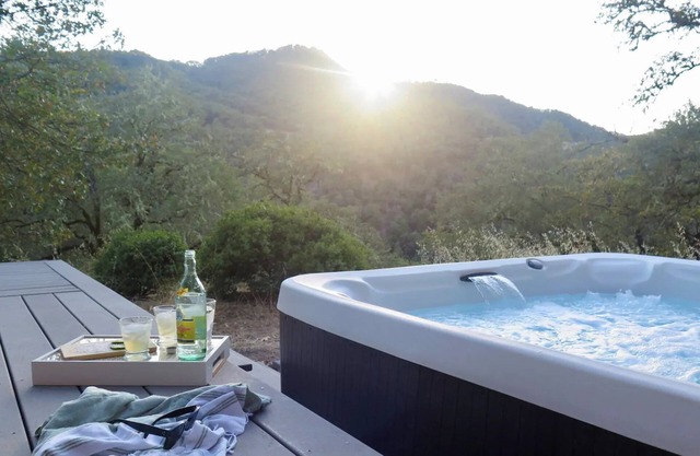 Escapade intérieure / extérieure de luxe moderne et écologique - vues sur le sommet et bain à remous!