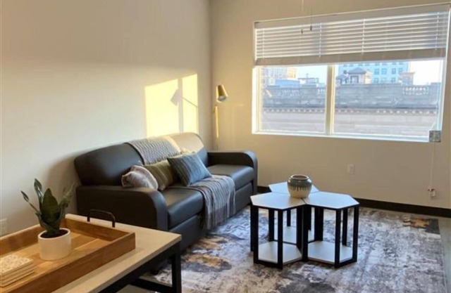 Modern Elegance: 3BR Condo in Lincoln