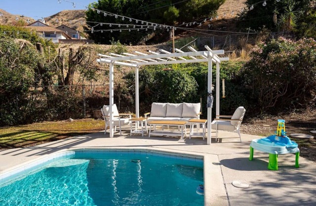 SPACIEUSE MAISON DE 3 CHAMBRES AVEC PISCINE!