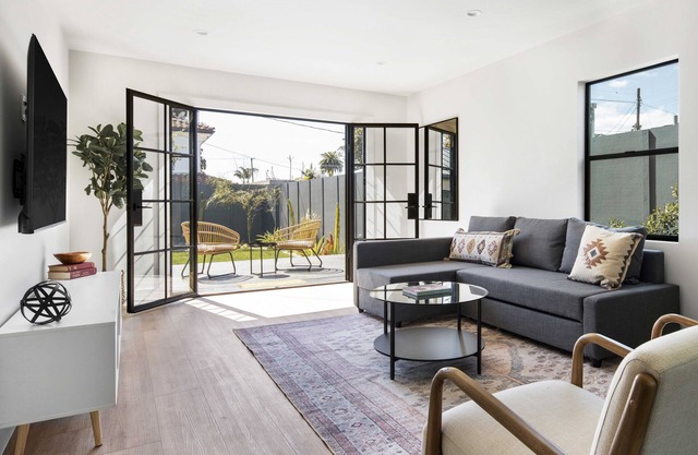 Modern Elegance: Main House with Guest Quarters