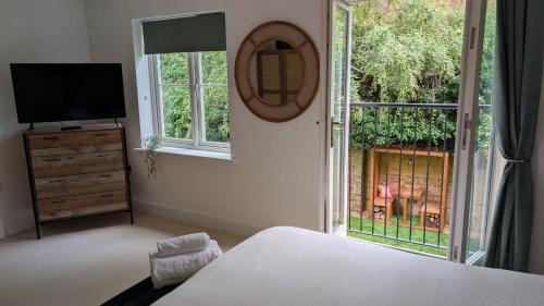 Modern Elm Tree House with Cinema 6 Bedroom sleeps 12