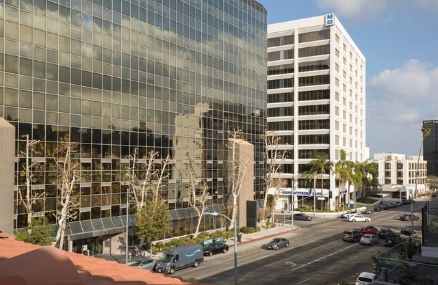 Modern Encino 1BR w/W/D, Pool & Gym, nr Ventura Blvd, by Blueground