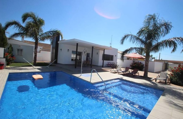 Maison de vacances moderne avec piscine privée, pour 4-5 pers., Endroit calme, WIFI, air conditionné et vélos