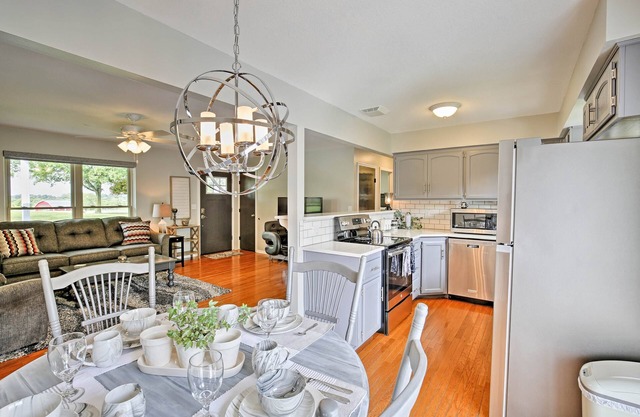 Modern Excelsior Springs Accueil w / Deck & 3 Acres!