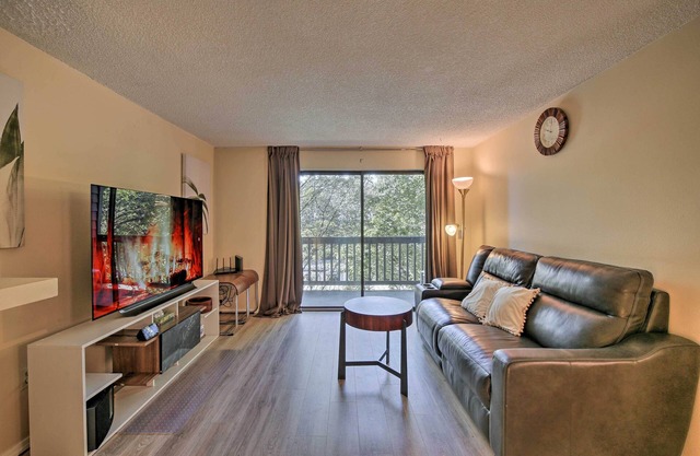 Modern Family Condo ~ 12 Mi to Downtown Seattle!