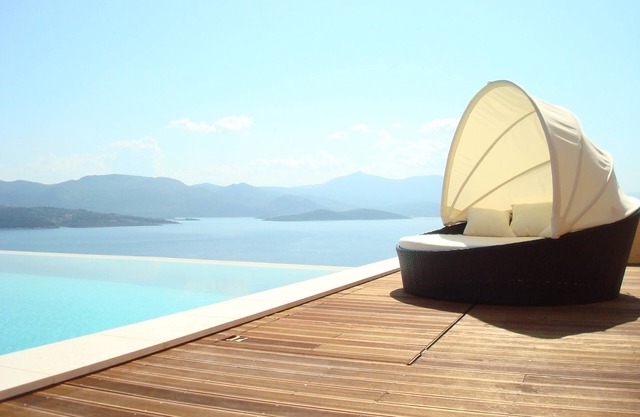 Villa moderne avec piscine à débordement, jacuzzi sur la mer méditerranéenne.