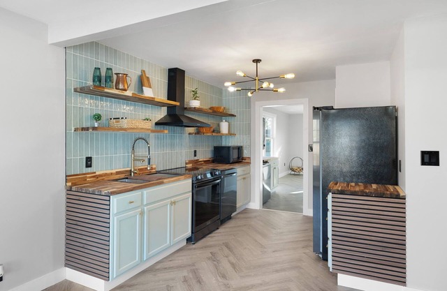 Modern Family Retreat – Roomy, Chic, and Close to DE Turf, Casino & the Beaches!