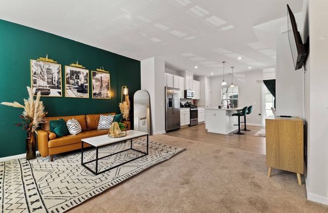 Modern Family Townhome/Spartanburg Downtown w/PRIVATE BACKYARD