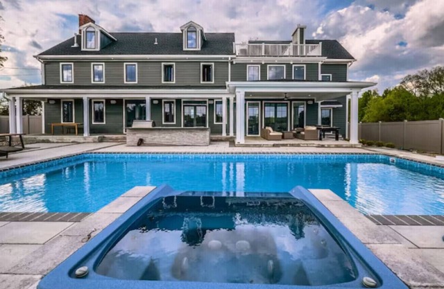 Modern Farm Estate Close to Six Flags and Vineyards!