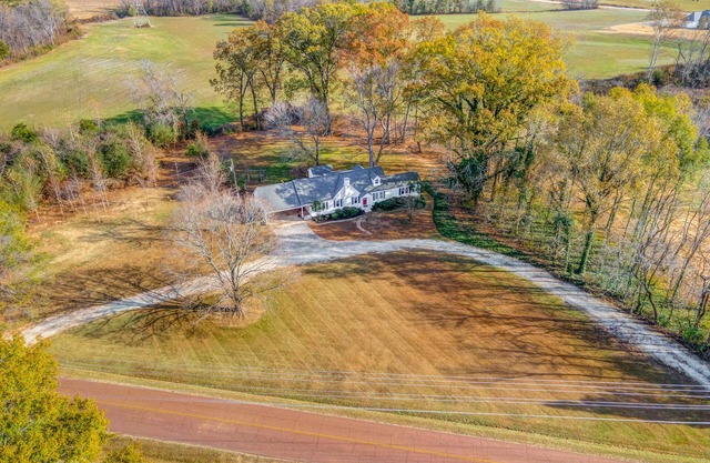 Charming Farmhouse 5 miles to Blue Oval!
