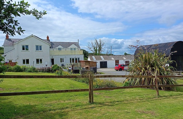 Ferme moderne tout en costume nr Pembrokeshire & Carmarthen, bain à remous, paddock