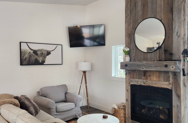Modern Farmhouse Apartment in Town /Dog Friendly