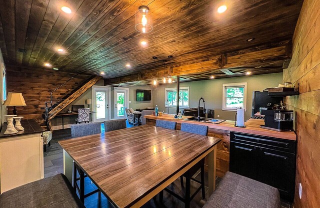 Spacious 2 Story Modern Industrial Farmhouse Getaway - Great Cleveland Location