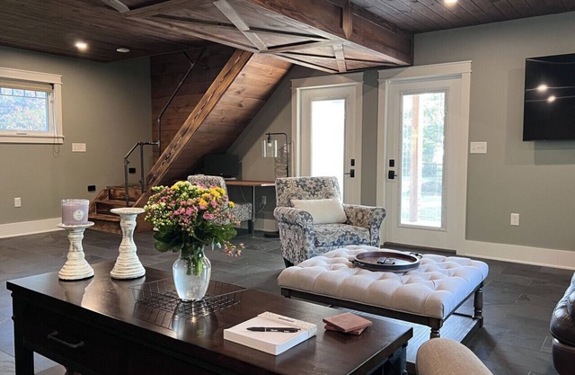 Spacious 2 Story Modern Industrial Farmhouse Getaway - Great Cleveland Location