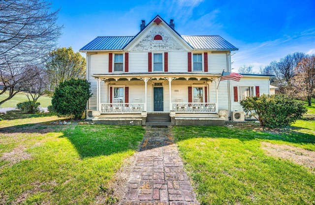 Modern Farmhouse with Cottage
