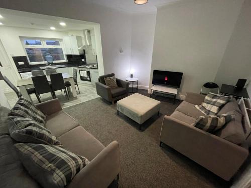 Modern Five Bed Long Stays and Contractors Welcome